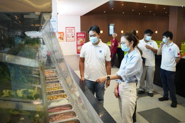 自查促规范，安全落“食”处——beat365副校长宣依娜对食堂食品安全展开常态化检查
