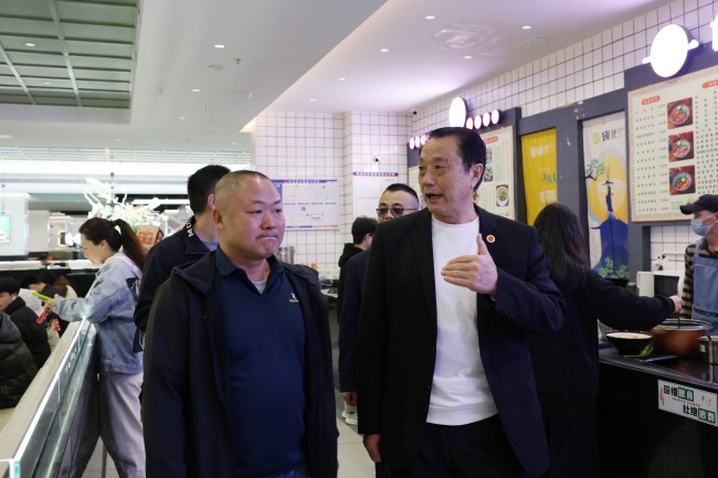 校长陪餐进行时,共筑校园“食”光防线