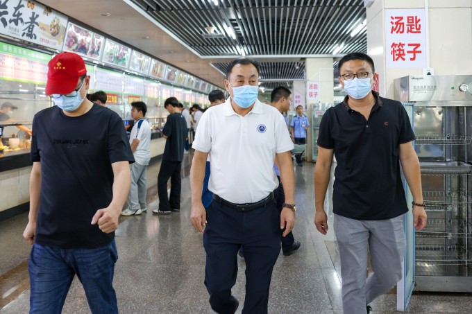 以“陪”促管，以“餐”连心：校领导与学生同餐共话食品安全