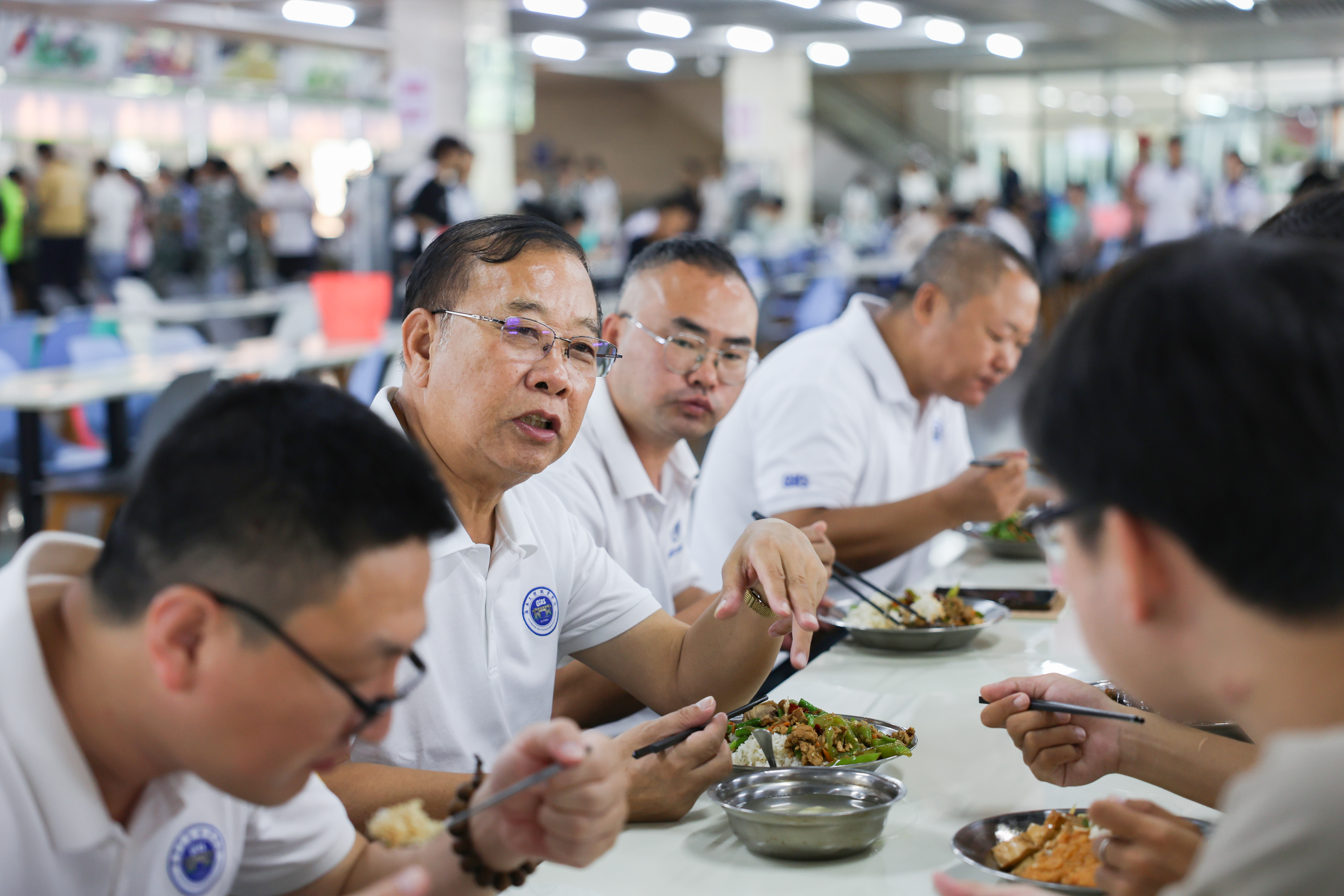 守护校园舌尖安全,共筑开学饮食放心防线|学校食堂现场办公会暨“陪好开学第一餐”