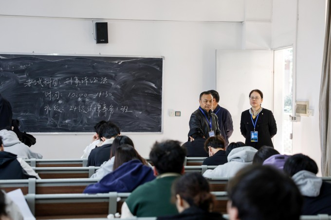 学校领导深入考场一线 全面巡查期末考试工作