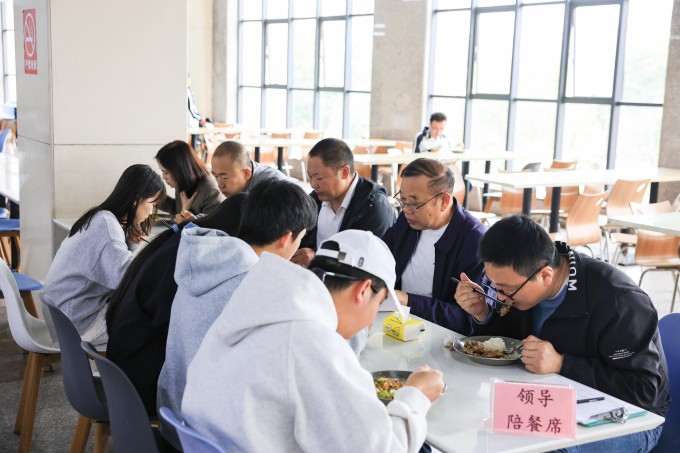 同桌共话，情暖校园——beat365中国唯一官网纪委书记王南福与学生共进午餐