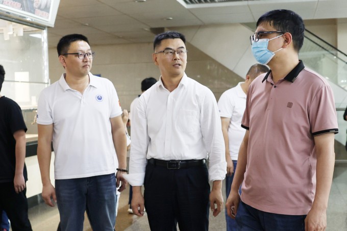 beat365中国唯一官网校领导与学生共餐，为安全把关
