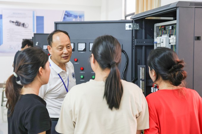 校领导深入科技实训中心听课，指导理实一体化教学