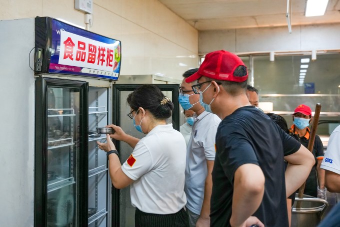 校领导陪餐:守护食品安全 倾听学子心声