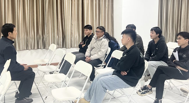 院长与新进教师亲切交谈