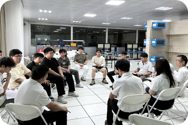 学生代表们踊跃发言